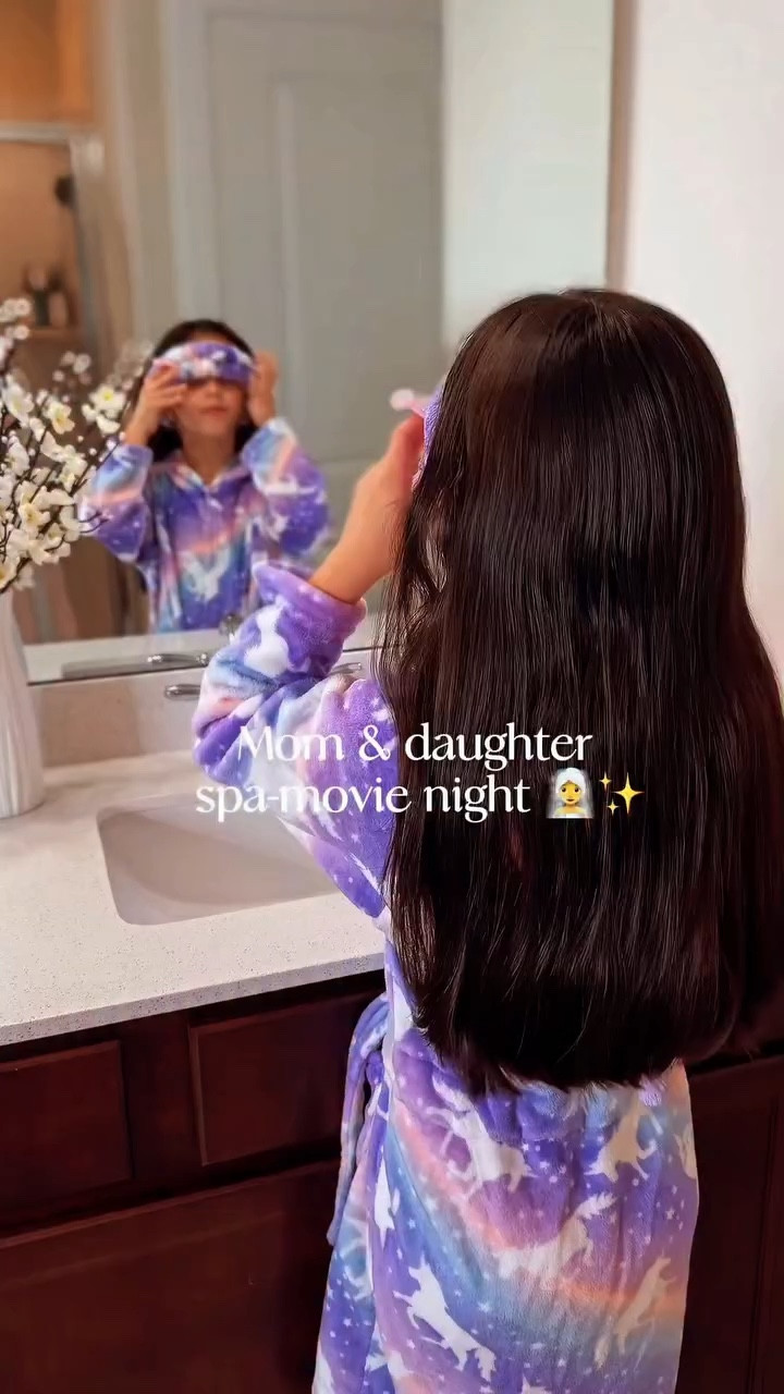 Our little spa + movie night routine 💕
Featuring our favorite sweet treat: Trü Frü 🍓🍫
@trufru 
.
#snacktok #healthydessert #trufru #momandaughter #homespa