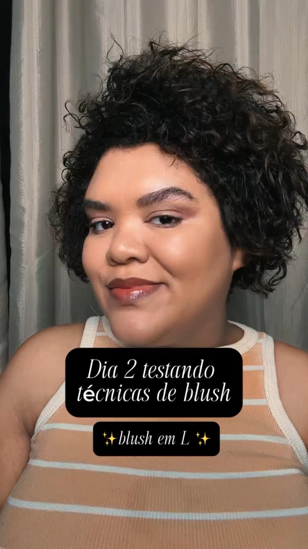 Dia 2 testando técnicas de blush: blush em L
Essa técnica dá um efeito lifting e deixa o rosto redondo e oval mais a aparência de mais fininho.
.
.
Produtos:

Blush 3 em 1 @rubyrosebrasil 
Cor: Boo 05
.
.

Você já conhecia essa técnica?
#hackdemaquiagem #blushrubyrose #tecnicadeblush #efeitolifting