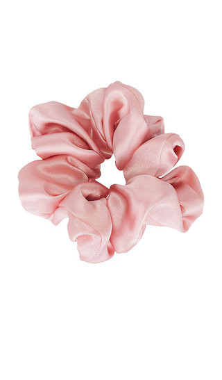 Emi Jay Silk Scrunchie en Rose Tan. Taille all. | Revolve Clothing (Global)