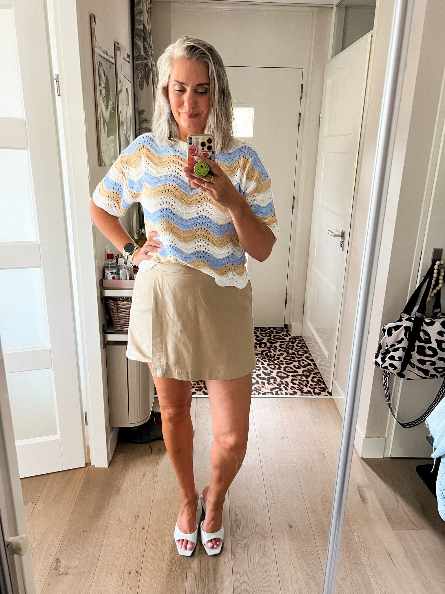 OOTD - Zondag. Grootste deel van de dag in pyjama en sportkleding gelopen maar uiteindelijk toch nog echt kleren aangetrokken. Een kaki skort (XL) en een blauw/kaki/wit gehaakt truitje (L). De lichtblauwe muiltjes zijn van Zara en vallen goed op maat.

#LTKnederlands #LTKeurope #LTKsummer