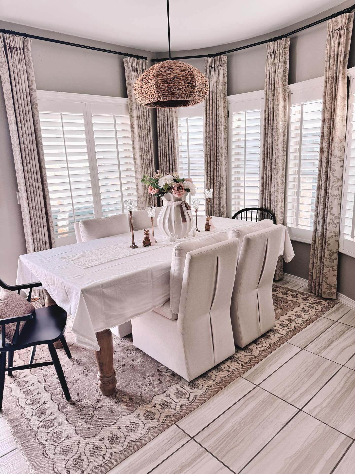 Happy Monday! We survived cheer and win another grand championship!! I am so proud of Amelia and I am also thank that we get a break for a bit. I caved and bought my this pretty tulip runner for my Easter table that I found at homegoods this weekend. Swipe for a closer look. How was your weekend? 

#tabledecor #springdecor #neutraltable #springdecor