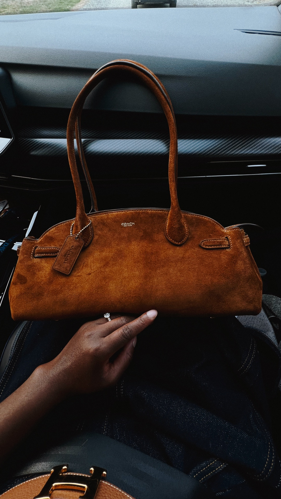 Unboxing the Coach Empire 34 Suede Carryall Bag. The ultimate statement bag for the Fall & Winter season 🍂❄️. Stylish, spacious, and timeless. Perfect for elevating any look this season. 👜

 #CoachBag #FallFashion #WinterStyle #CoachEmpire34 #BagUnboxing #LuxuryStyle #FashionUnboxing


#LTKStyleTip #LTKItBag #LTKSeasonal