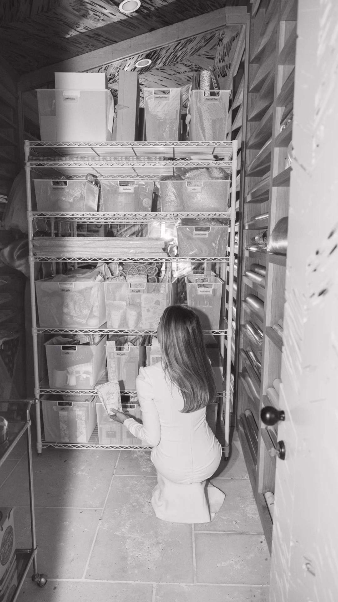 Gift closet organization and what I keep in my closet! 