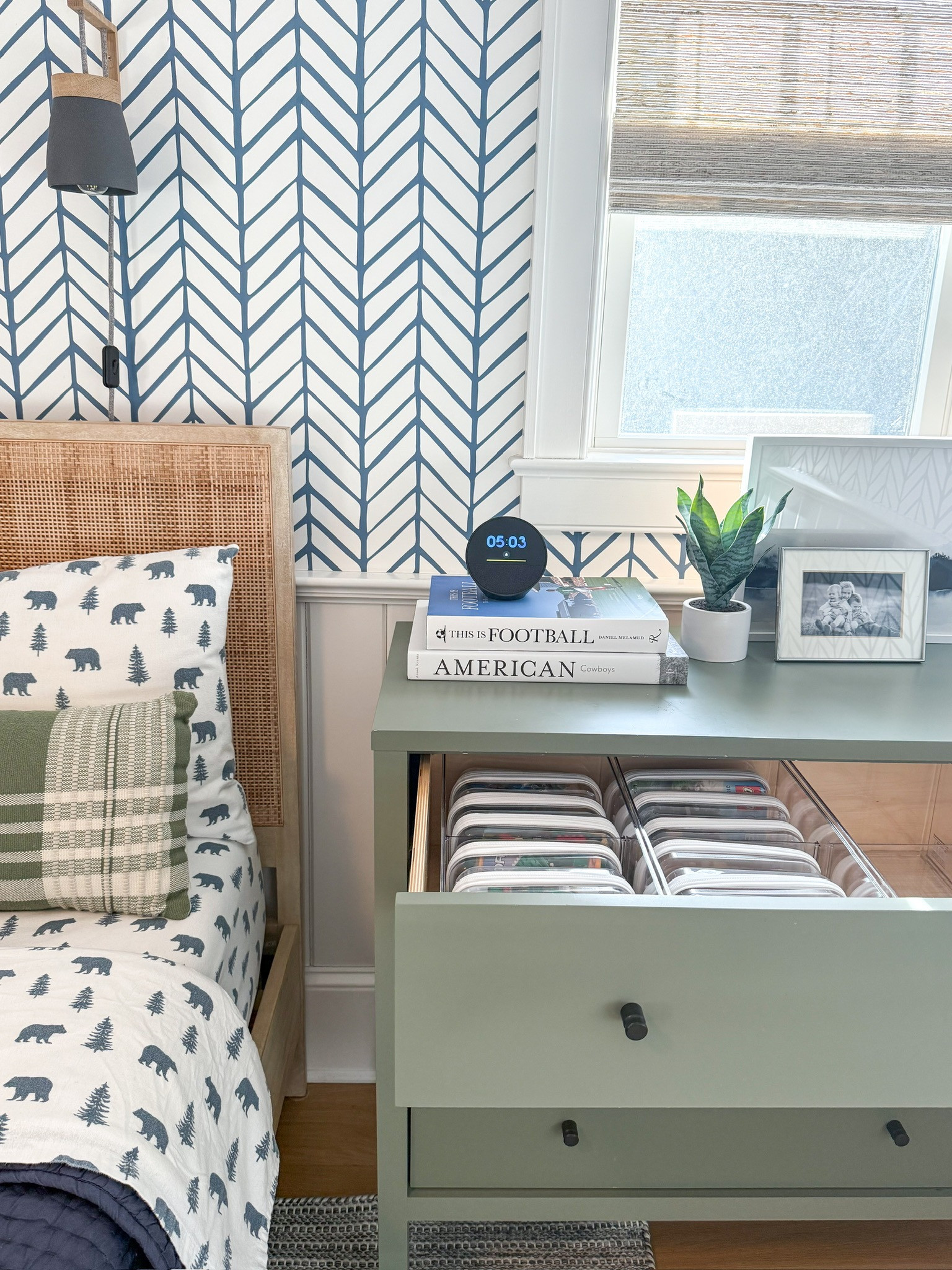 Boys room styling! Love this bed and dresser combo! Pair with some cozy flannel sheets, a few boys bedside table books and a reading light! ✨