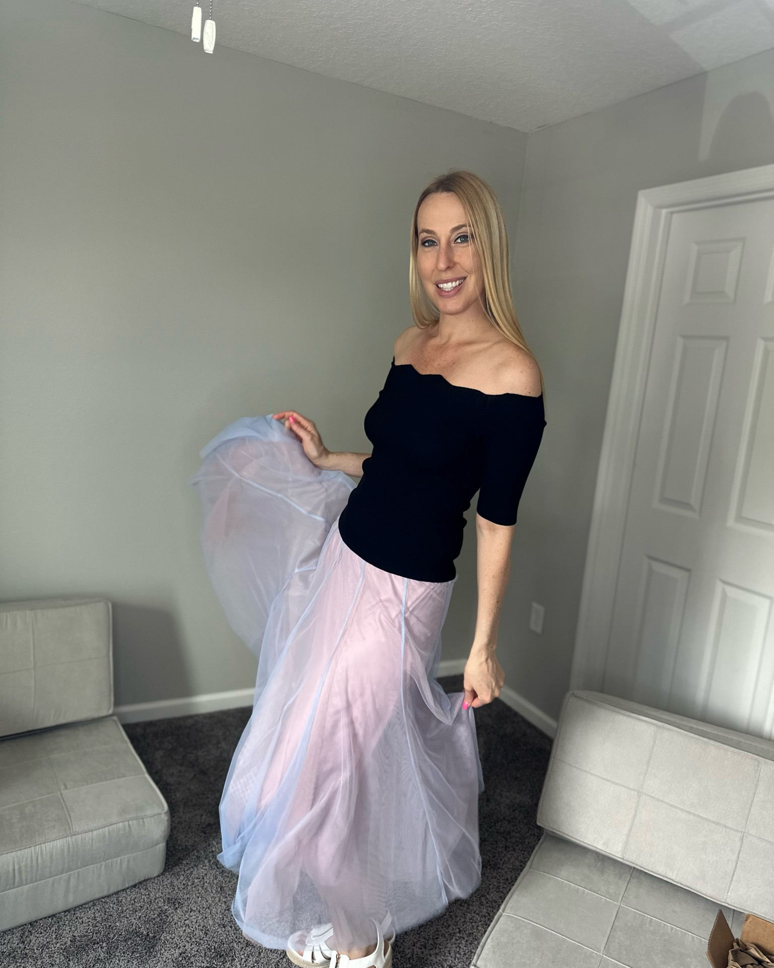 Chicwish top and skirt for summer 
💓 this skirt is very classy and stretchy
💓 i love the double colors in the skirt
💓 wearing size small, fits true to size and I am 5’10”