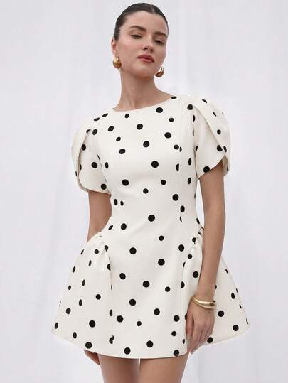 BELROSIE Vestido de princesa elegante para mujer estilo retro de los 70, blanco con lunares negros, diseño de tulipán 3D, manga corta, cuello redondo, cintura ceñida, bajo con abertura y falda abullonada, para brunch de verano - Talla M | SHEIN