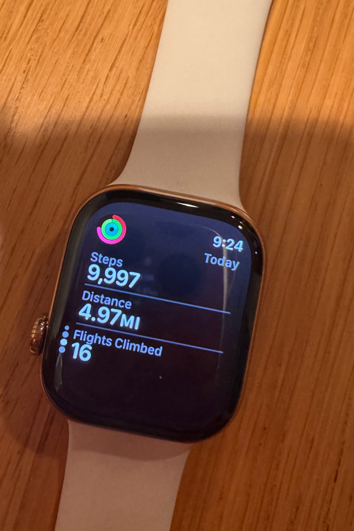I love my apple watch! 

apple watch l workout 