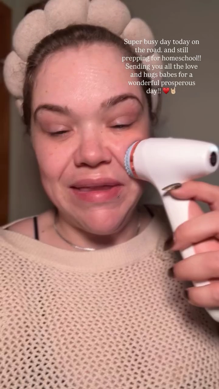 Super busy day today on the road… and still prepping for homeschool!! Sending you all the love and hugs babes for a wonderful prosperous day!! ♥️🤘🏼