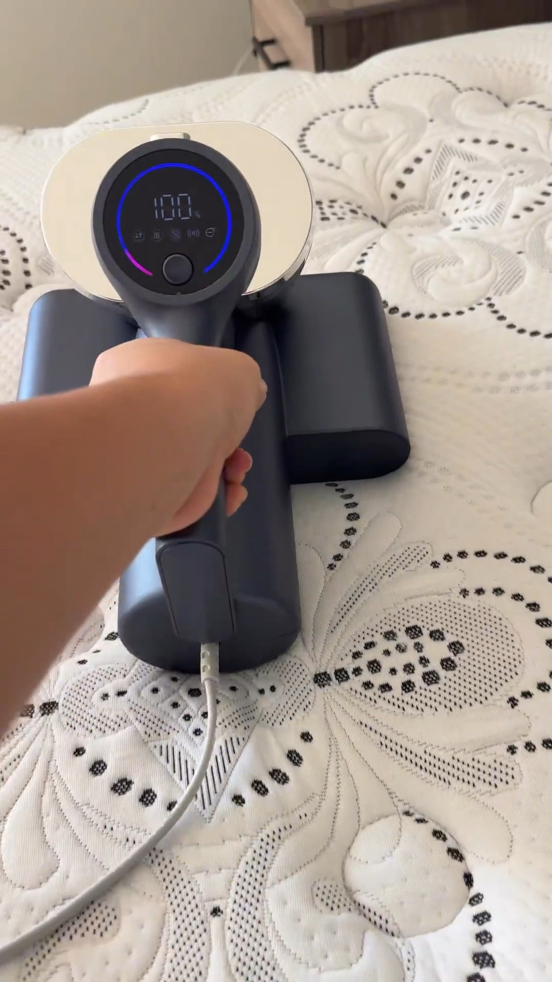 Arrancando la limpieza de primavera por donde más importa: ¡los colchones! ✨ Usando mi aspiradora especial con luz UV y aire caliente que ayuda a eliminar ácaros y bacterias para una limpieza profunda de verdad. Dormir rico también es parte de un hogar saludable 🏡💛
Es un esencial esta temporada.

#SpringCleaning #limpiezaprofunda  #cleaningmotivation #cleaningmusthaves