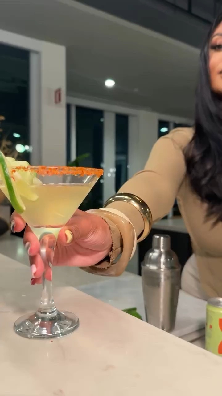 Something to take the edge off ..
Spícy Cucumber Marg 🌶️🍋‍🟩, but make it De Soi 

@drinkdesoi 
#drinkdesoi #mocktail

#LTKfoodie