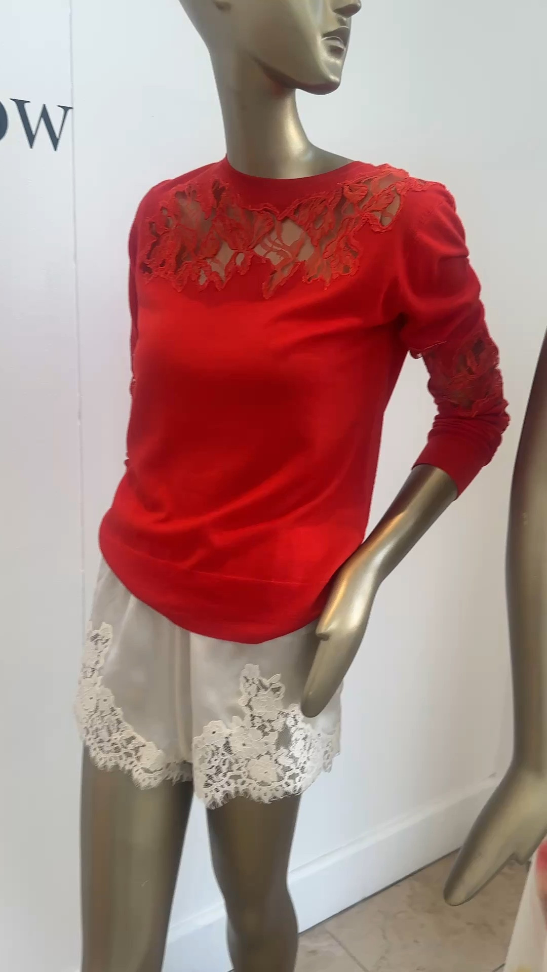 Gorgeous styling. Fun and flirty. 