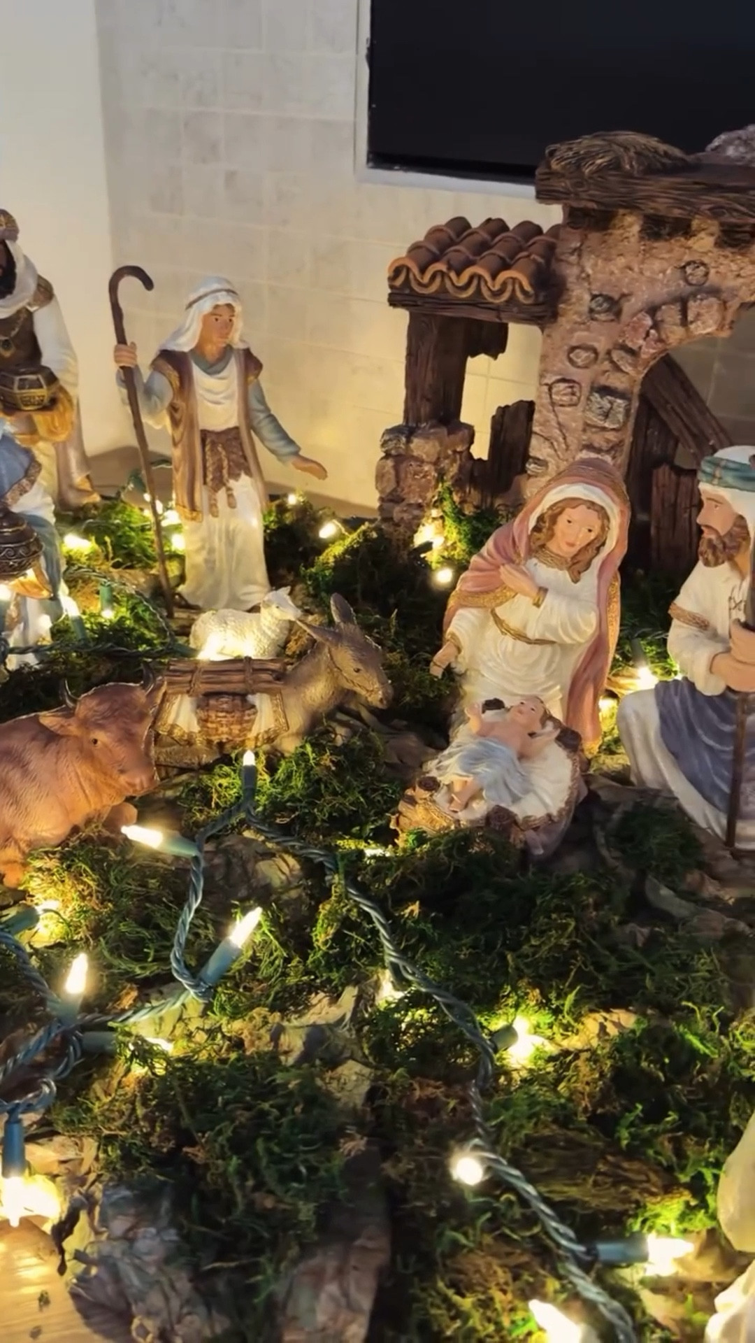 Ya quedó listo mi Nacimiento de Jesús, el video que más emoción me ha dado grabar esta Navidad🙏🏻🌟🎄ya quiero verle las caritas de felicidad a mis hijas cuando lleguen a casa y lo vean 

Detalles:
Nativity set: @costco 
moss: @hobbylobby 
craft paper and paints @amazon 
si te gusta algo del video comenta Christmas o Navidad y te envío los enlaces 🫶

Jesus is the reason for the season! 
#nativity #nativityscene #christmas #christmasdecor #holidayinspo #holidayhome #holidaydecor #navidad #navidad2025 #christmas2025 #arboldenavidad #latinaenusa #latinamom