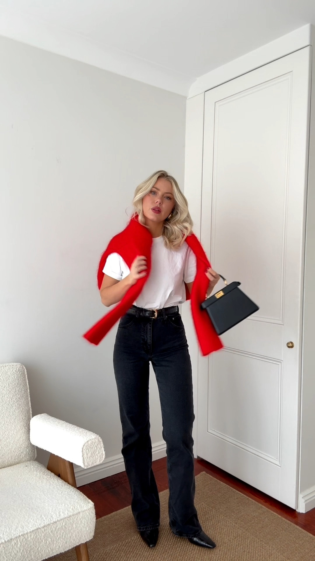 Easy look with a touch of red 

#LTKjeans