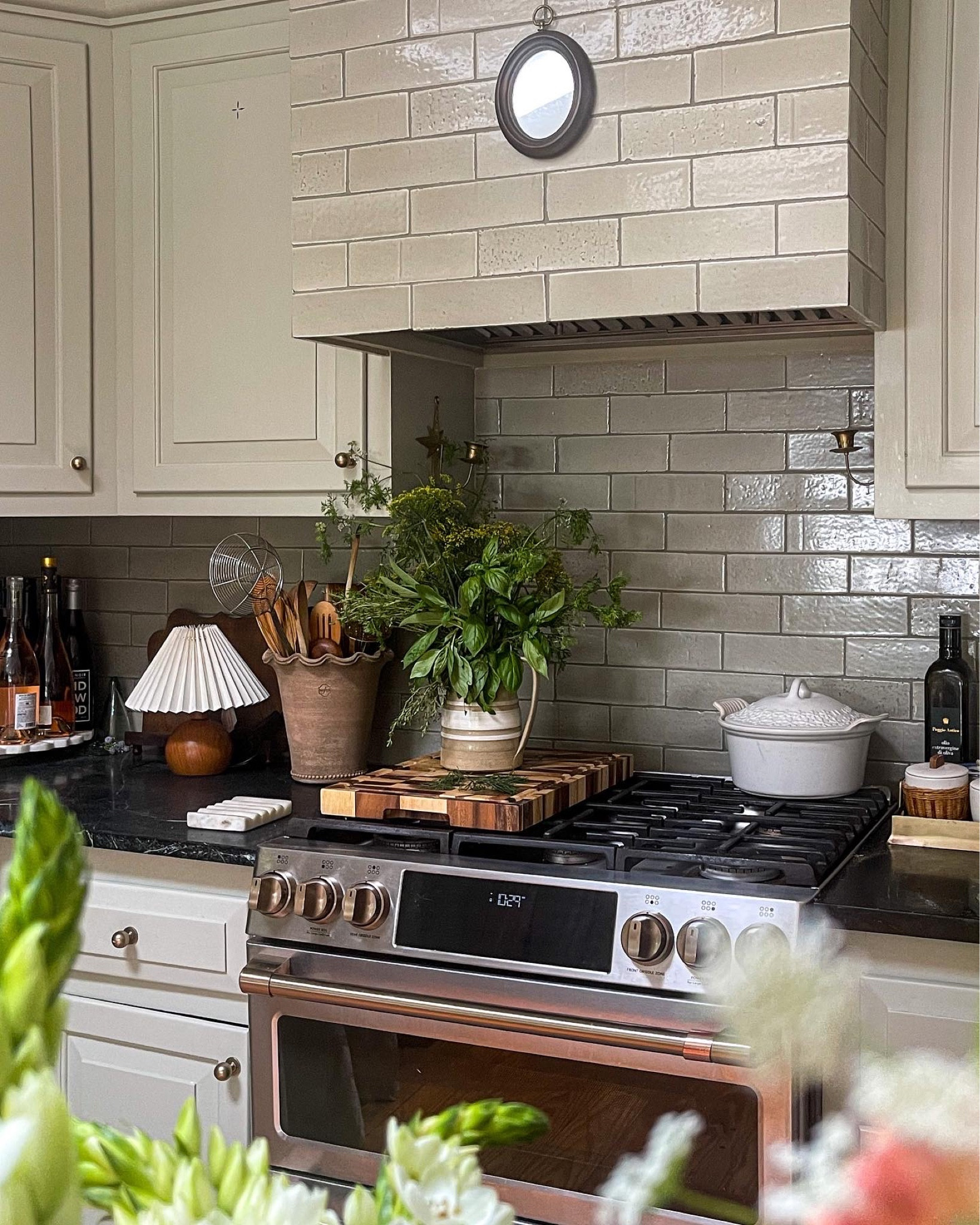 Kitchen corner…

Café Appliances, smart appliances, pleated lamp shade, vintage home decor, oval mirror, Farmhouse Pottery, Afloral, small lamp, Signature Hardware, brass cabinet knobs  

#LTKunder50 #LTKunder100 #LTKhome