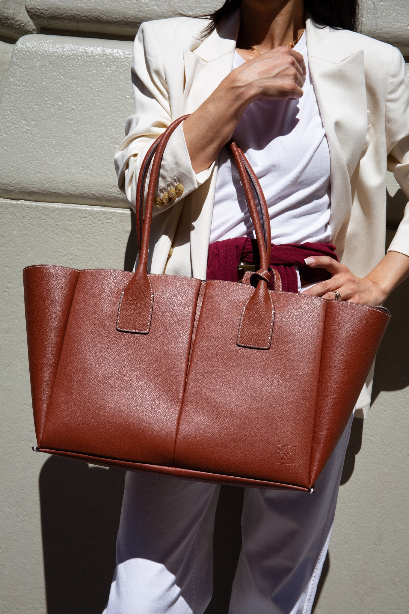 There’s something about spring in the city 🌆🤍that calls for sharp blazers, oversized totes, and a palette of cognac, cream, and merlot. 🥃🍨🍷

Blazer @jcrew Top @everlane Jeans @buffalojeans Tote 👜 @letanneur Shoes @margauxny Belt @lineapelle 
#whiteoutfit #casualchicstyle #totebag #springstyle #styleover40

#LTKSeasonal #LTKOver40 #LTKdayinmylife