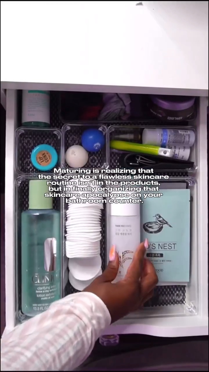 Who’s guilty?! 👀👀

I used to be the girl who tried every single new product, kept them out on her bathroom counter and ended up forgetting to incorporate them into my routine. 🤦🏾‍♀️

What a waste of time, money and space! 🚫

Having a ✨simple✨ organization method for all of my products could have helped me easily pick them in the daily and have a roster of signatures to pull from. 

Here’s what helped me stick to a consistent, skincare 🧖🏾‍♀️ and make up 💄 routine to be able to show up confidently as my best self every day!

1️⃣ Create a SYSTEM for yourself to easily do your skin care routine in comfort and in peace daily

2️⃣ Organize your products in the SEQUENCE you want to use them. That way, you just go down the line every day and you don’t leave anything out! 

3️⃣ Keep products in a place where they are easily ACCESSIBLE! For me, it’s in drawers on my right side (because I’m a righty!). But if those bins are giving you hell, toss them sis!! 

I just shared my vanity organization and desk setup on my YouTube channel! 🔗 in bio! 

See you there! 

#vanity #desksetup #makeuporganizer #makeuporganization #deskgoals #organization #organize #skincareorganization #beautyproducts #motivation #productivity #selfimprovement #personaldevelopment #personalgrowth