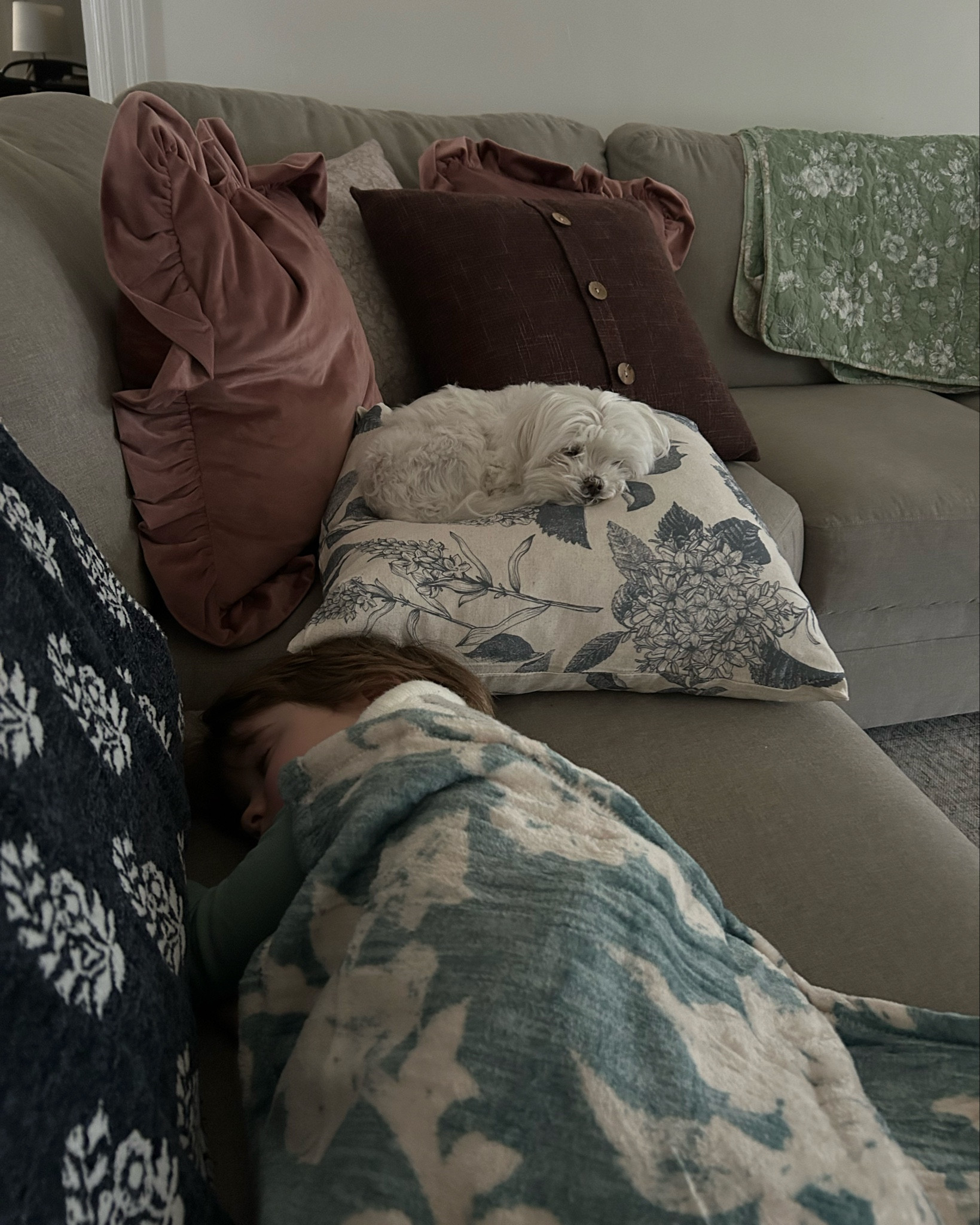 Spring living room easy refresh with blanket, florals and pillow covers. + my fave rug 