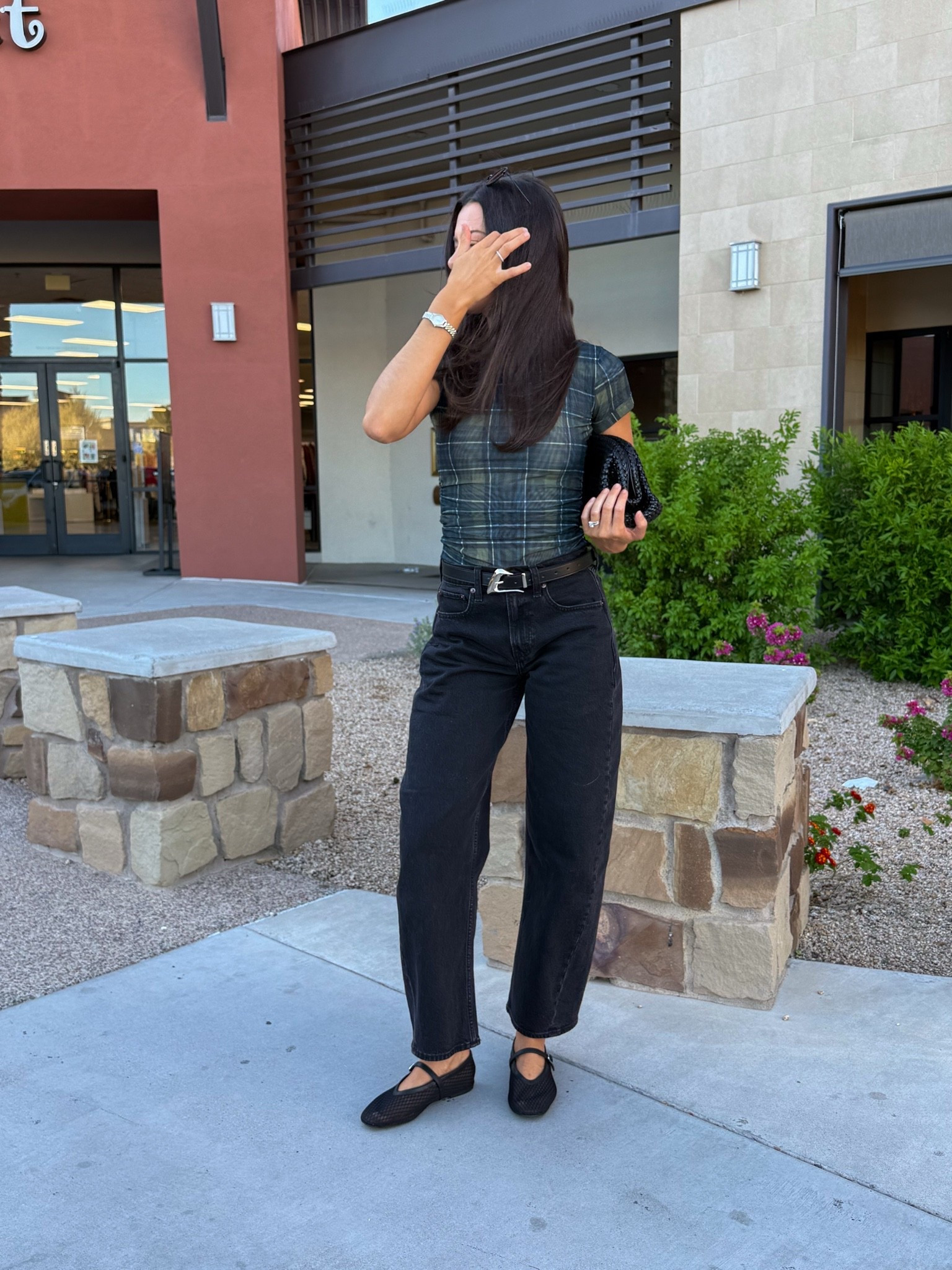 Dinner outfit! I am wearing 25 regular at length in the jeans and XS in the top! Linking similar shoes!