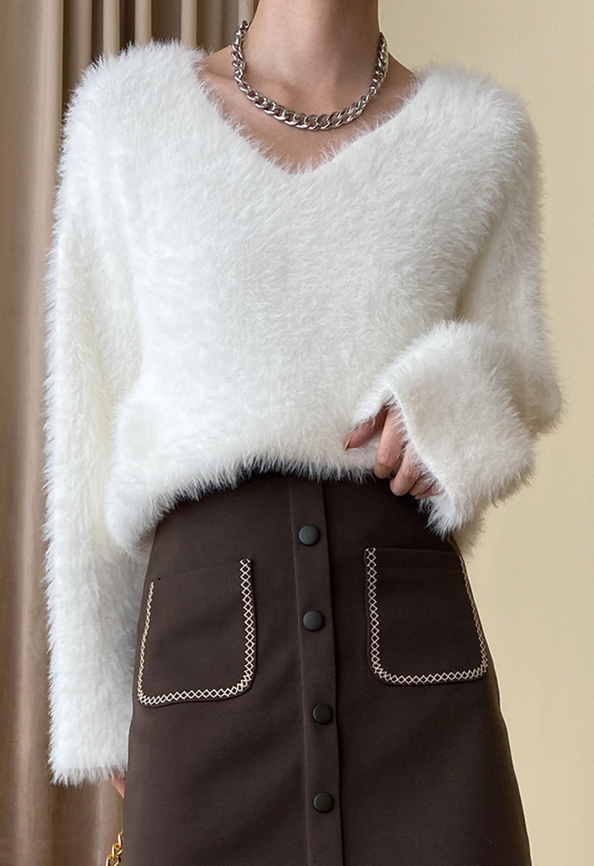 Flauschiger V-Ausschnitt Strickpullover in Weiß | Chicwish