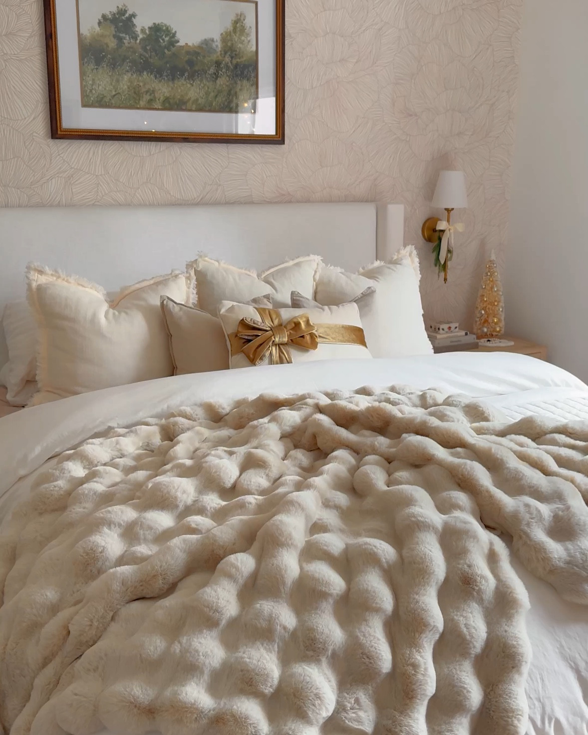 Holiday seasonal refresh in the bedroom with cozy textures and winter details 🎄♥️✨
.
Bedroom Christmas decor, cozy bedroom 

#LTKHome #LTKSeasonal #LTKCyberWeek