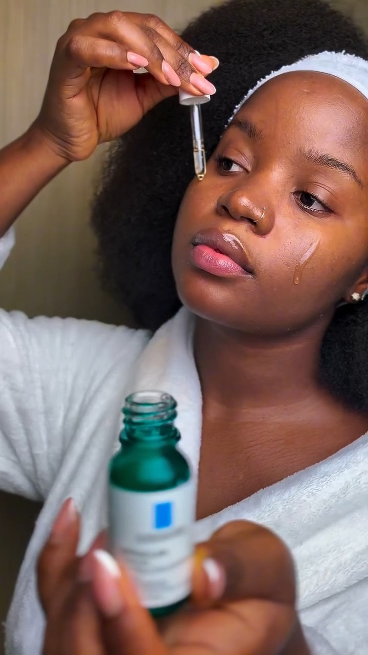 Skincare para deixar a pele iluminada 🥰🥰🥰
Máscara coreana
Link de todos os produtos no destaque Minha LTK

@ltk.brasil 
@oceane máscara 
Hidratante @niveabrasil 
Sérum @lorealgroupe_br @lorealparis 
Lip gloss @rubykissesbrasil 
@bepantolderma 

#skincare #routine #pele #beauty #dicas