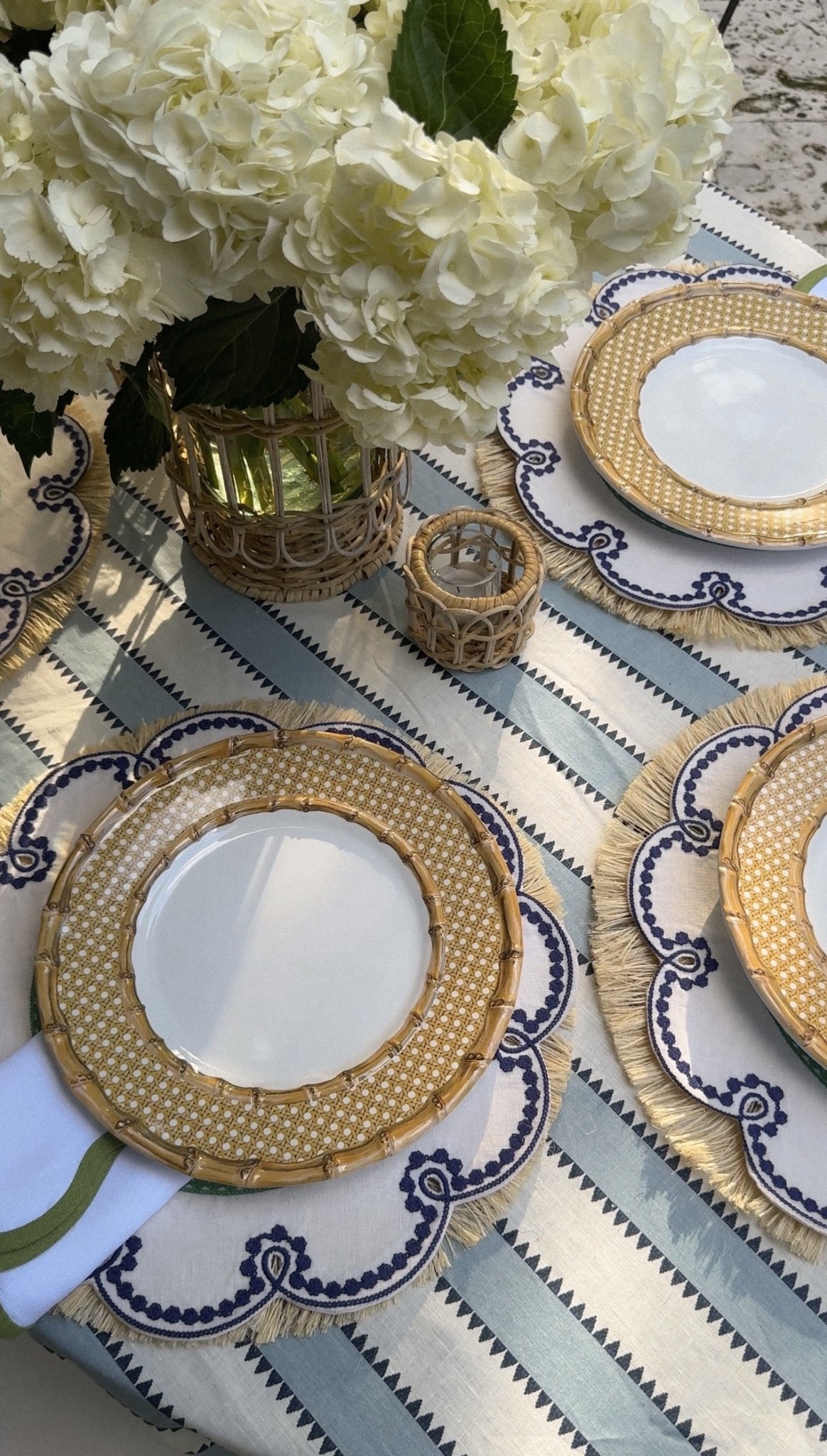 Sharing a few easy, chic tablescape pieces by @perigold.  #perigold #perigolddesign #PerigoldPartner

@juliskaofficial #juliskaofficial
@misettetable #misettetable
@matouklinens #matouklinens
@reedandbarton #reedandbarton