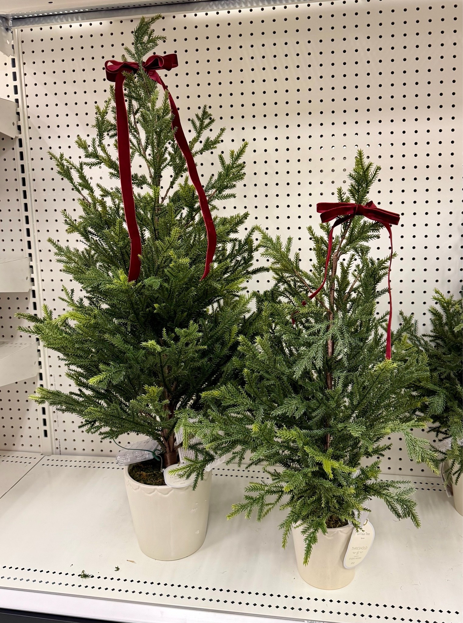 These are just perfect 🌲

Christmas trees
Che decor
Studio McGee
