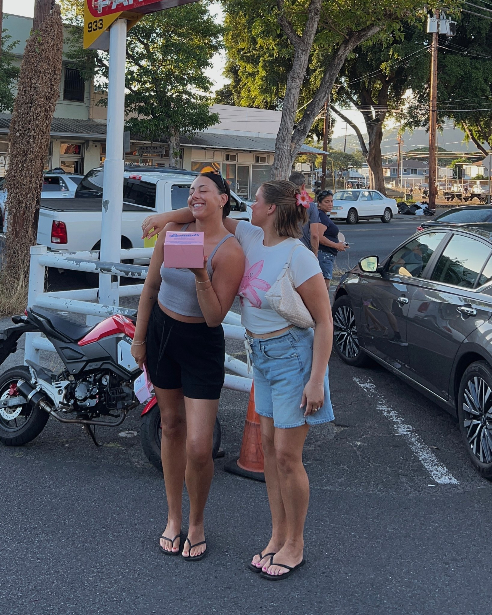 Amazon tshirt size L super soft and didn’t shrink when I washed it, perfect for Hawaii! True to size. For a fitted but not too snug fit. Shorts tts loose slouchy fit size 30. Amazon bag!