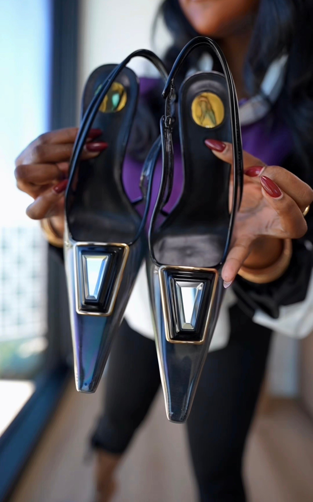 Hold on now! 😍 These black pointed-toe slingback heels are giving designer vibes without the designer price tag! The gold hardware and statement detail make them anything but basic. Perfect for dressing up denim, trousers, or your favorite little black dress. Shop my latest shoe find here!