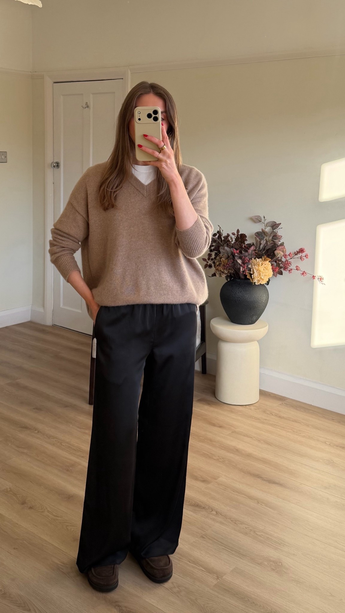 GRWM for the cinema 

Size 12 in the M&S white t-shirt
Uniqlo heat-tech cashmere blend leggings
Size 8 in the Topshop black satin trousers, exact & similar linked
Brand Alley No Eleven cashmere v neck beige jumper, size small
Dune brown suede loafers




Casual outfit, casual date night, black satin trousers, cinema outfit

