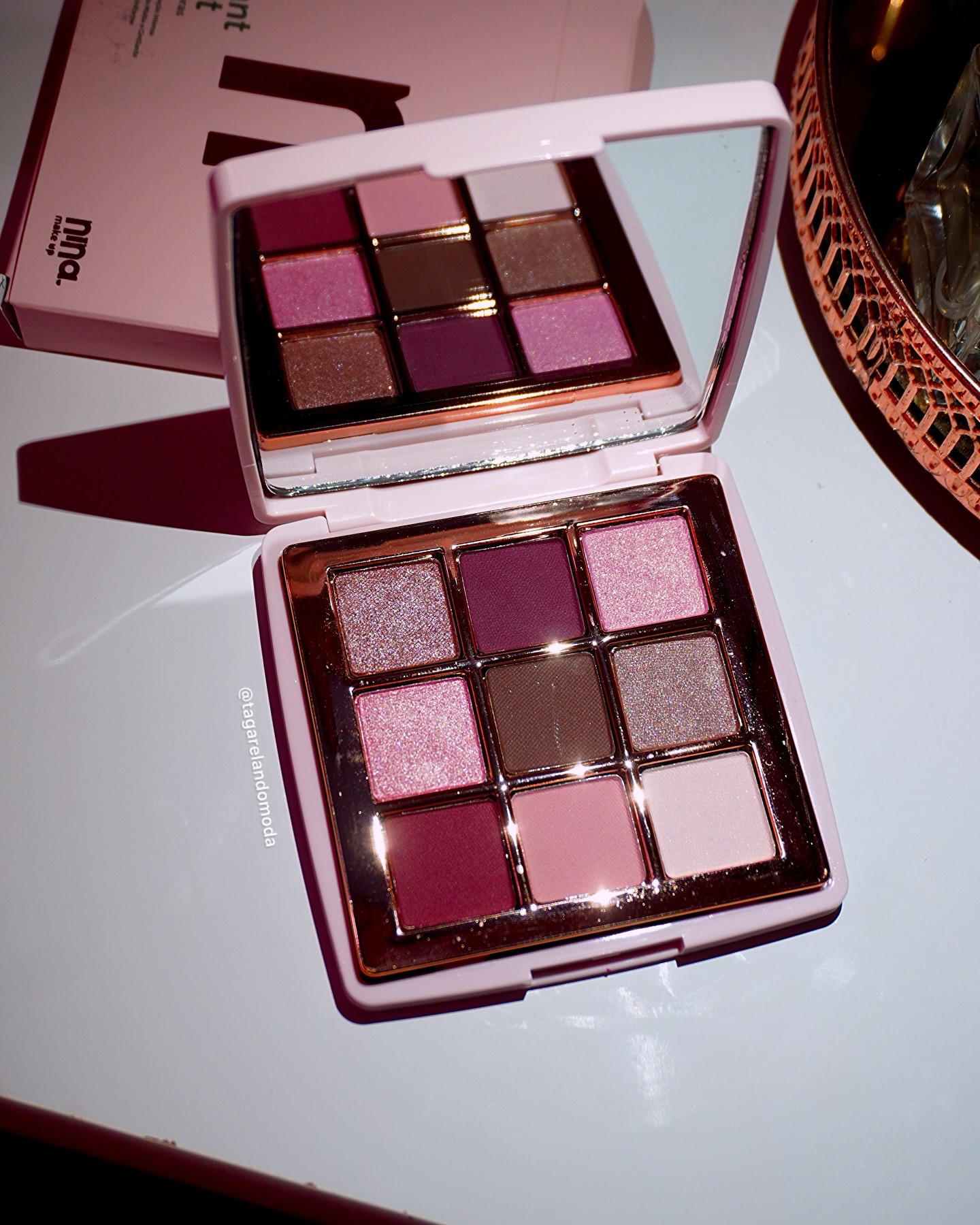 “Ela é uma poesia em forma de maquiagem, de uma beleza que deslumbra os nossos olhos.” 
Não encontrei forma melhor que essa para definir a Paleta Desire de Nina Makeup, que definitivamente foi amor à primeira vista, principalmente por ter a minha cartela favorita de tonalidades de sombras. Tudo nela é rico em detalhes, e por isto achei que um vídeo não seria suficiente, para que vocês pudessem enxergar toda a riqueza das sombras. Reparem bem nos pigmentos, nos tons, que a princípio até parecem se repetir, mas se observados bem, definitivamente não são iguais e revelam suas singularidades. Os dois tons de sombra rosada brilhante, um carrega pérolas de pigmento azulada/arroxeada enquanto a outra reflete em brilho rose/dourado. Uma sombra marrom frio com brilho belíssimo e outra nude quente com brilho azulado, entre as mattes, um vinho quente e outro frio, puxado para o uva, e aos poucos as cores vão se revelando num sincronismo impecável como uma apresentação de ballet.😮‍💨🥹
Este ano decidi que traria novas marcas e produtos, marcas nunca citadas ou testadas por aqui antes, muitas delas inclusive pedidas por vocês, e começar por Nina Makeup justamente com essa preciosidade foi a melhor escolha, Nina, você elevou demais a régua! 👏
Ahhh… E já gravei um tutorial com ela (deixei spoiler na última foto 😉), e não se surpreendam se verem mais de um conteúdo de tutorial usando essa paleta, porque tenho ideias a mil pra explorar essa joia 🥰