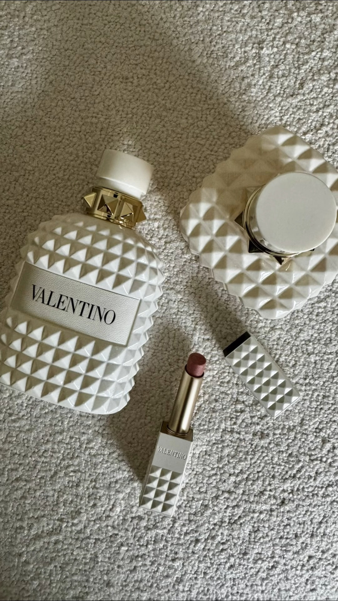 Unboxing Valentino Beauty NEW Born in Roma Rendez-Vous Ivory:

Donna: blend of orange blossom, marshmallow and vanilla wraps you in floral-ambery haze. 

Uomo: a bold woody scent

Spike Valentino Rendez-Vous 620R: a rose gold topper to wear alone or to spark up your pinky nude shades for an even more intense pink color.


#LTKBeauty