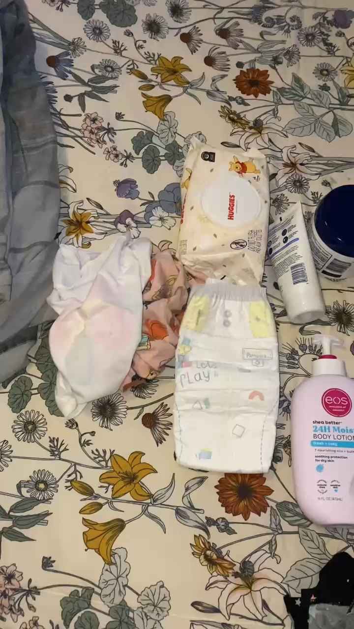Just a real-life mom before work  routine ✨
Making my bed, getting my baby girl’s night clothes, diapers, skincare, and my EOS set ready for the night 💜🌙

Watch the full routine on my channel: JustTam💜🌻

 #MomLife #NightRoutine #RealLifeMom #MomRoutine #BedtimeRoutine #MomOfGirls #CleanWithMe #CozyVibes #RoutineReset 