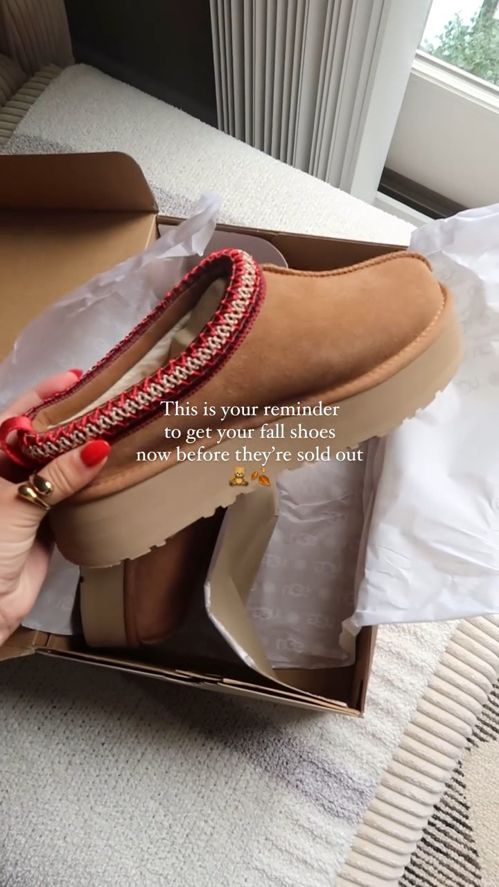 Friendly reminder to grab ur Uggs now 🥰🧸 

#uggs #uggslippers #shopping #fallshopping #fallshoes #shoes #fallfashion #unboxing

#LTKBacktoSchool #LTKShoeCrush #LTKSeasonal