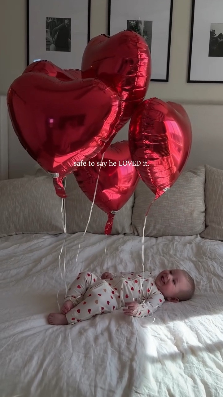 This is your sign to tie balloons to your babys feet 🎈💌 

#babysfirstvalentines #boymom #babyballoons #babyboy #valentinesday 

Is this your baby’s first Valentines? ♥️