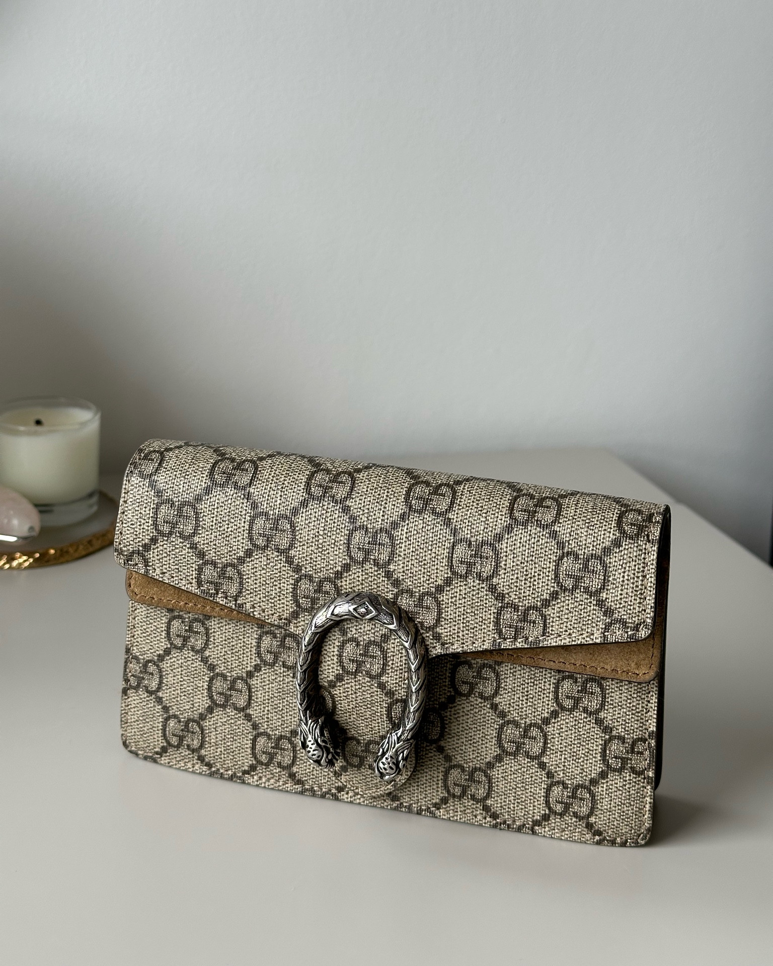 Versátil e vai com absolutamente tudo
Em tons de marrom que são fáceis de combinar
Icônica, com a logo da marca, uma bolsa para a vida toda 🤍✨