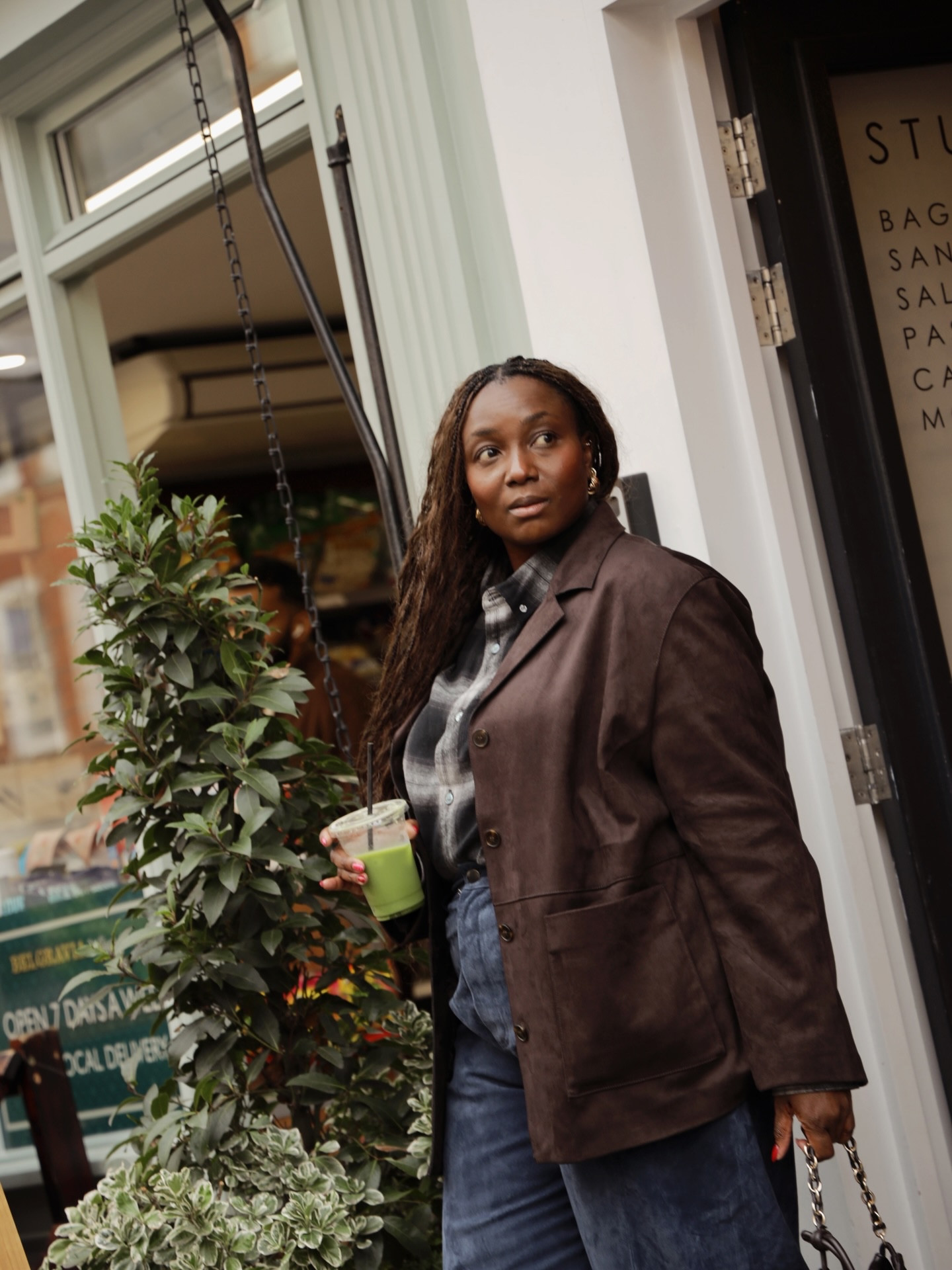 Effortless city style, one coffee stop at a time ☕✨
Classic layers, barrel leg suede trousers , and a good bag always do the talking.

Slow mornings. Strong silhouettes. Everyday fashion that feels like you.

#StreetStyle #EverydayStyle #CityLooks #CasualChic #ModernWoman

StyleInspo FashionInspo WardrobeEssentials MinimalStyle CoffeeRunFits OOTD EffortlessStyle WomensFashion StyleDaily DiscoverStyle

Photo credit @alisejane_photo