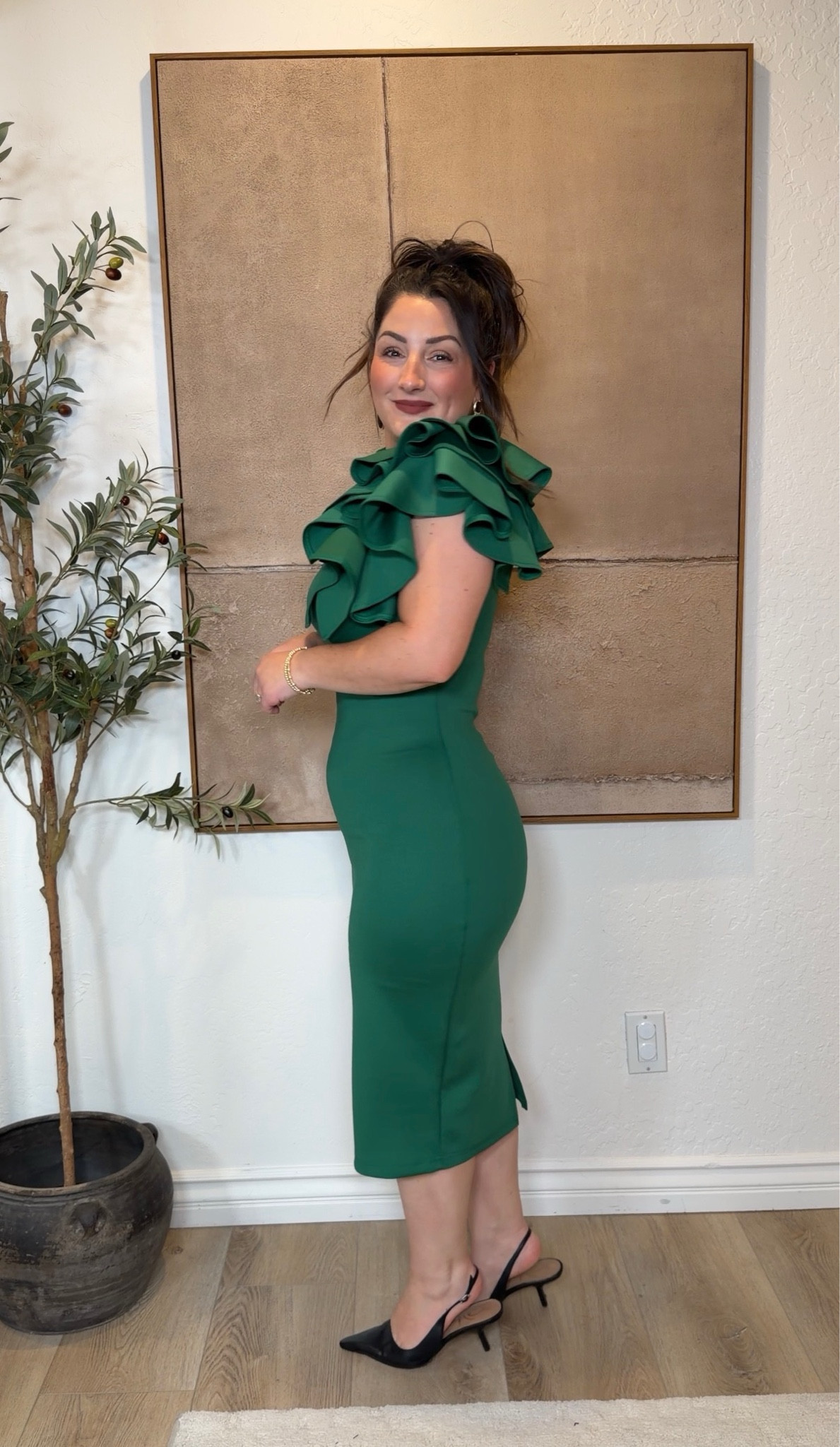 Cocktail dress with a gorgeous ruffle neckline! Size small (5'0" 140lbs)


#LTKPetite #LTKFindsUnder50 #LTKHoliday