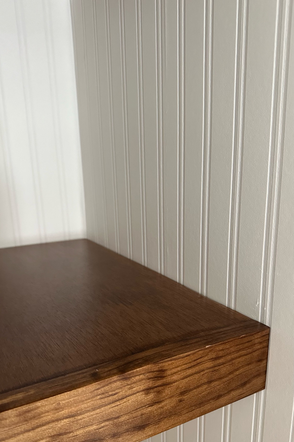 Beadboard wallpaper (paintable!)