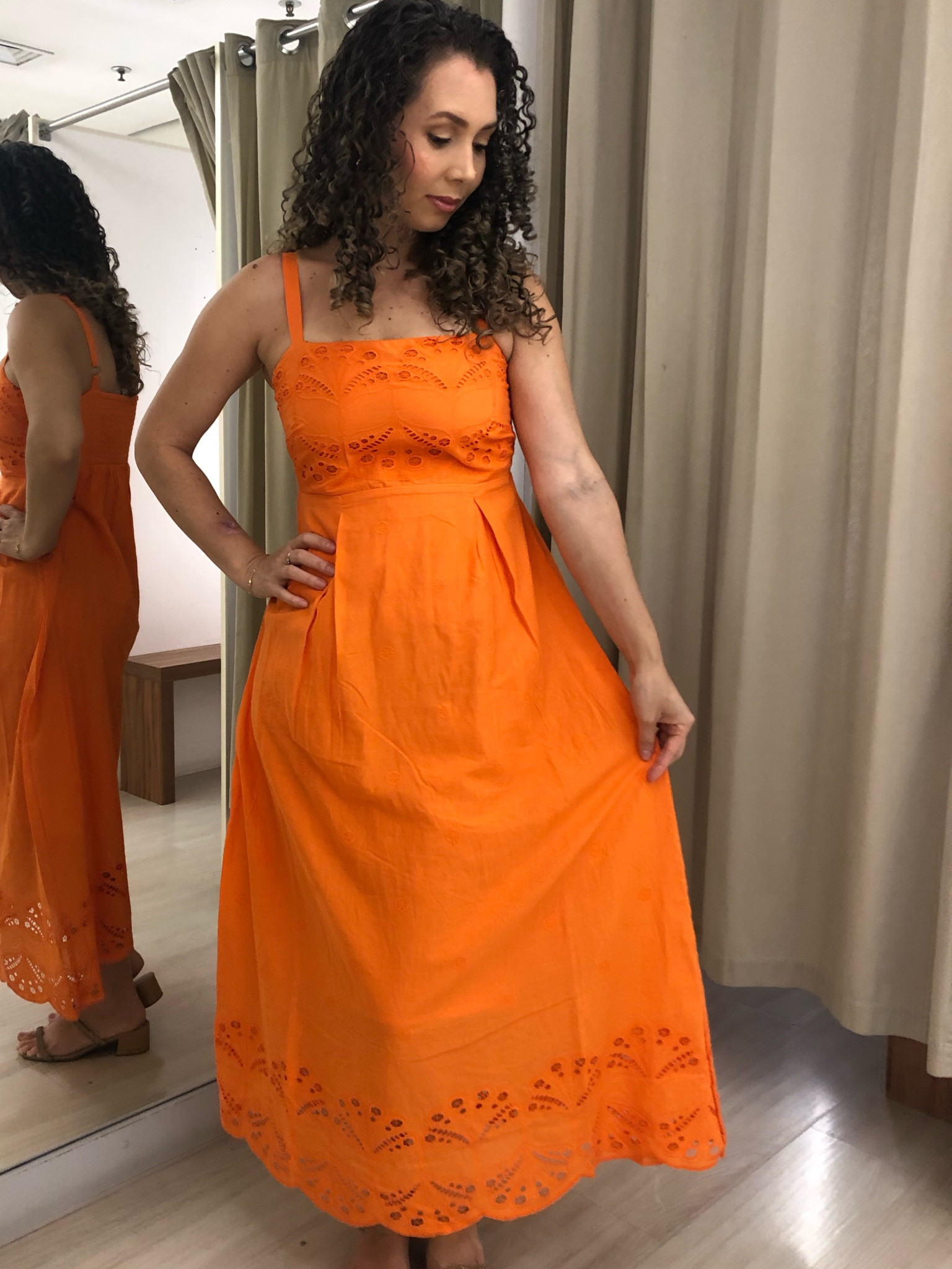 No provador fashion de hoje temos um lindo vestido laranja, em laise e bordado no busto, sendo que tem lastex nas costas e seu comprimento é MIDI. #Dica: Perfeito para usar com uma bolsa de palha e sandália rasteira para arrasar nesse verão!

#LTKbrasil #LTKdicadeestilo #LTKmodamodesta