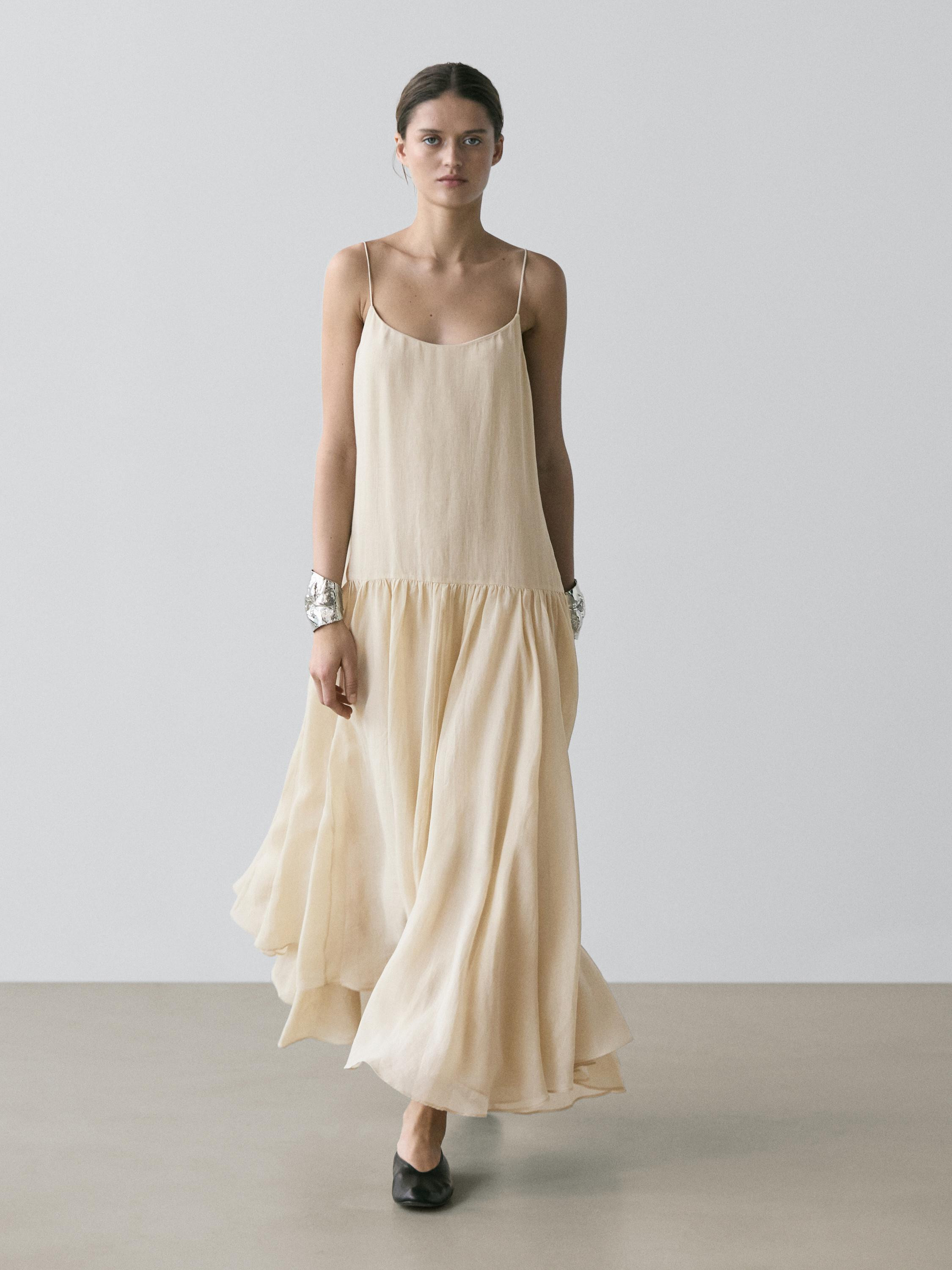AUSSEHEN ANSEHEN
Flie\u00dfendes Midikleid mit Plissee-Detail

 160 \u20ac  Farbe:  Gebrochen Wei... | Massimo Dutti DE