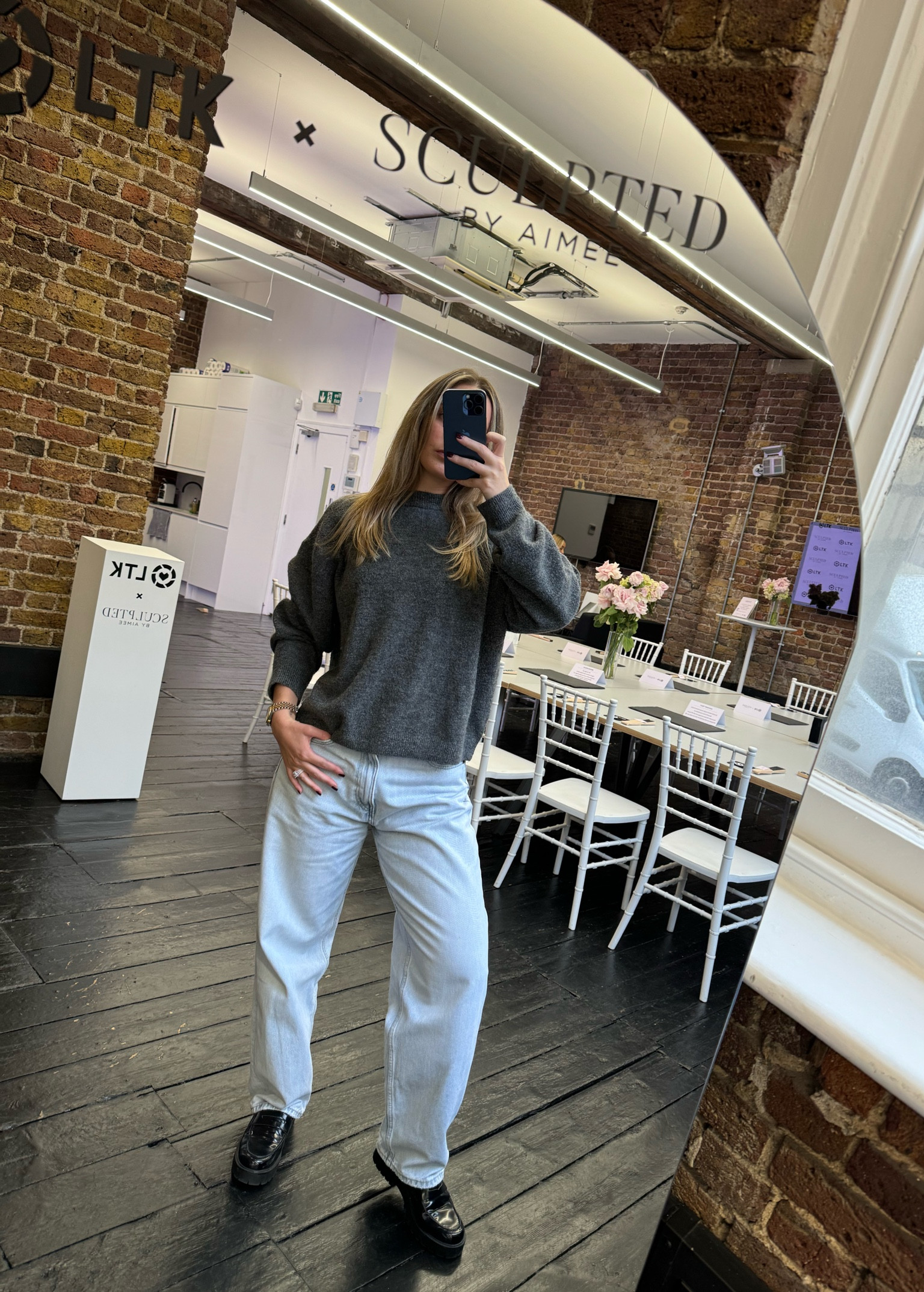 Casual office outfit / autumn fashion / rainy day outfit / simple outfit/ effortless 

H&M oversized jumper / grey jumper / knitwear / baggy jeans / barrel denim / light wash jeans / black loafers  