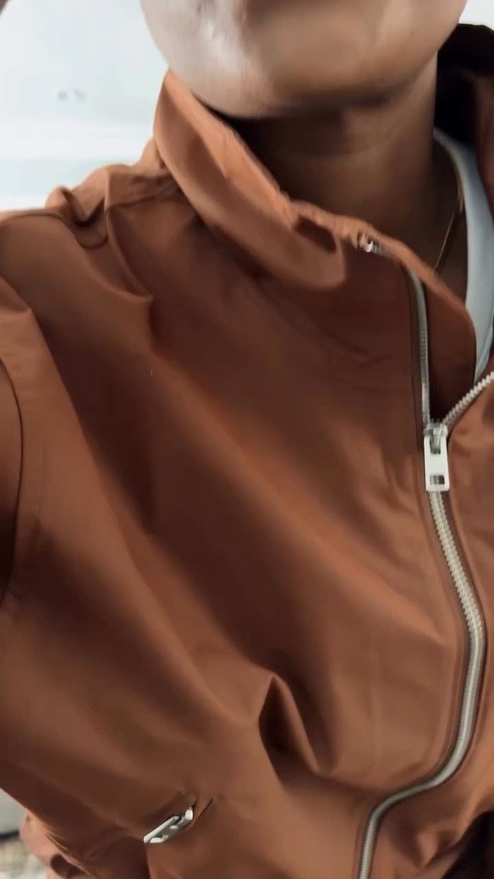 🇨🇦 A moment for the silhouette. 

If you missed the boat on the viral red funnel coat, this brown utility set is your sign to run, not walk. Paired it with mesh Tabi shoes to keep it interesting.

Comment LINK and I’ll send the direct links for the jacket, pants, sunnies and shoes straight to your DMs!

#haul #oldnavystyle #40plusstyle 

old navy finds, viral h&m coat alternative, funnel neck coat, twill utility jacket, barrel leg pants, mesh tabi shoes, split toe flats, everyday style, outfit check, monochrome set, affordable fashion, approachable style, outfit inspiration, street style, casual chic, utility outfit, brown monochrome look, fashion trends, spring wardrobe, wardrobe basics, clothing staples, minimal style, how to style barrel legs, viral jacket dupe, shop the look