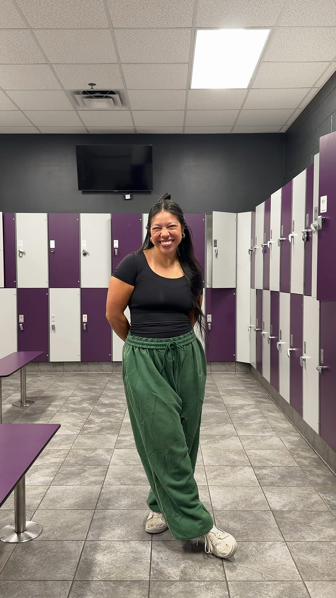 gym outfit of the day ✨💚🖤 when in doubt go for an oversized fit aka gimme the huge sweatpants 

fit details:
- @PUMIEY scoop neck tee
- iets frans harri wide leg jogger pants in green