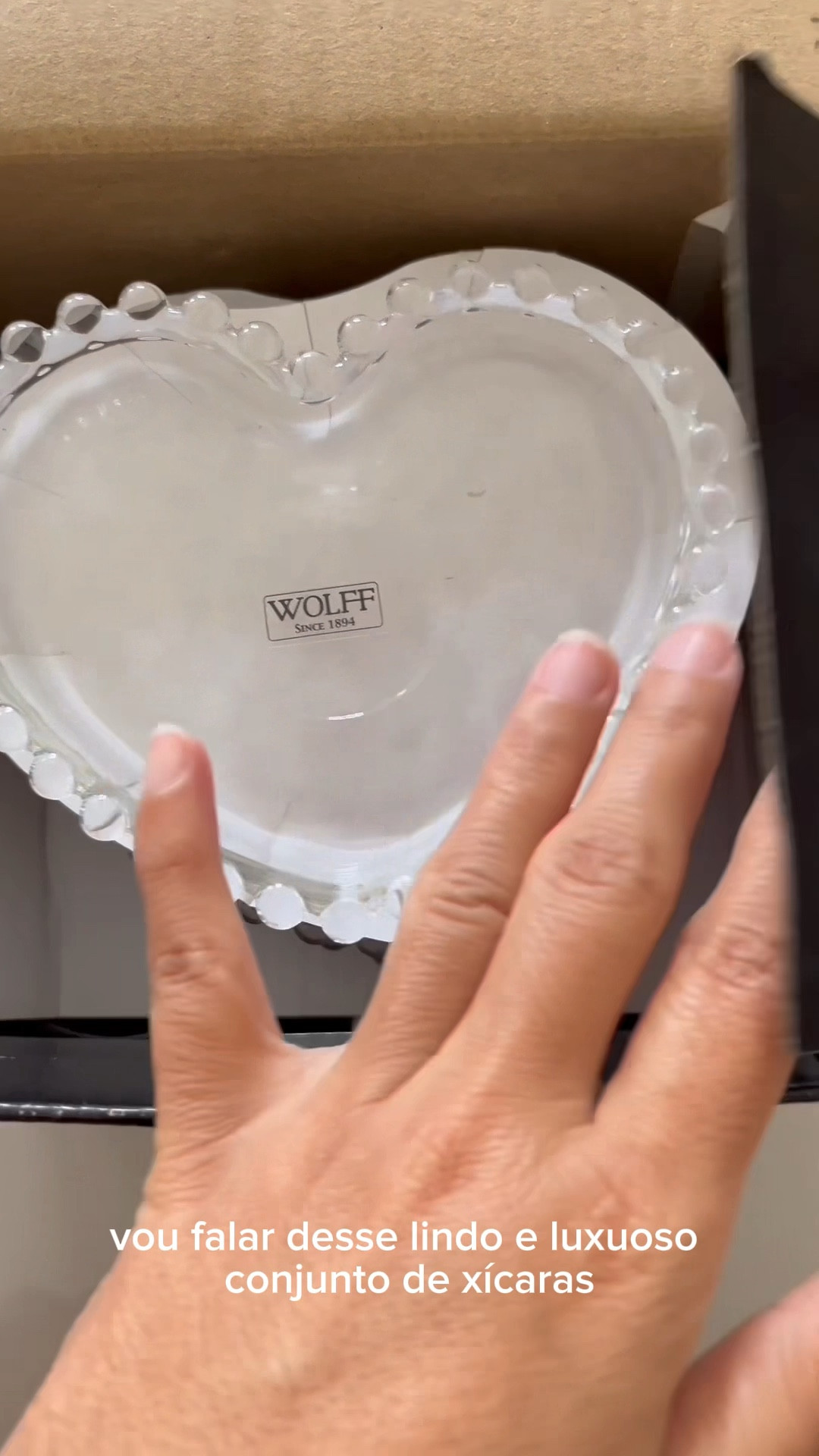 O conjunto de xícaras de café com pires em formato de coração de cristal transparente PEARL WOLFF possui lapidação em bolinhas na borda, inspirada na beleza e no brilho único das pérolas. É perfeita para agregar requinte e sofisticação a bebida, e os pires tem formato de coração, vai ficar perfeito no seu cantinho do café.

#LTKbrasil