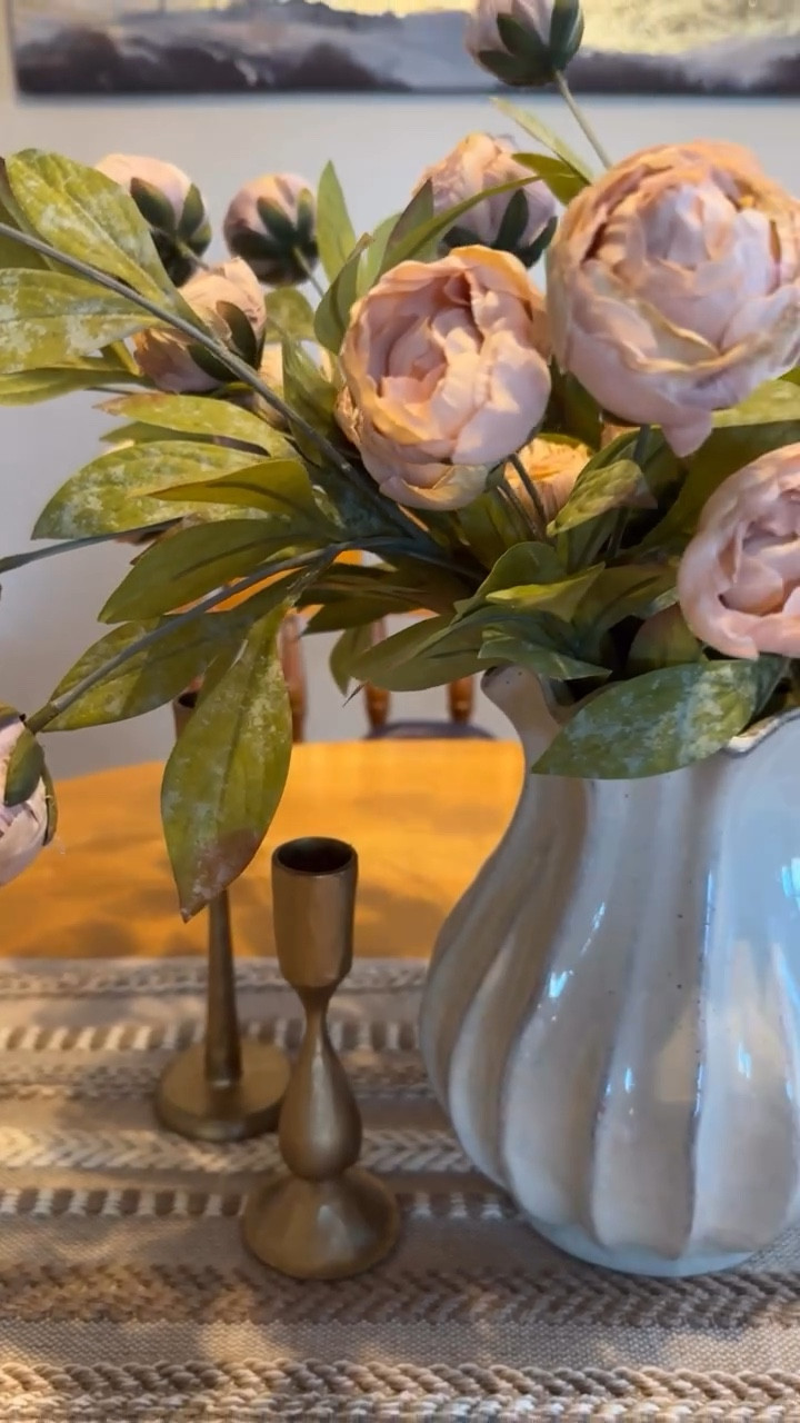 A little spring refresh 🌿 Some earthy tones and natural textures 

#homestyling #homedecorideas #warmneutrals #springrefresh