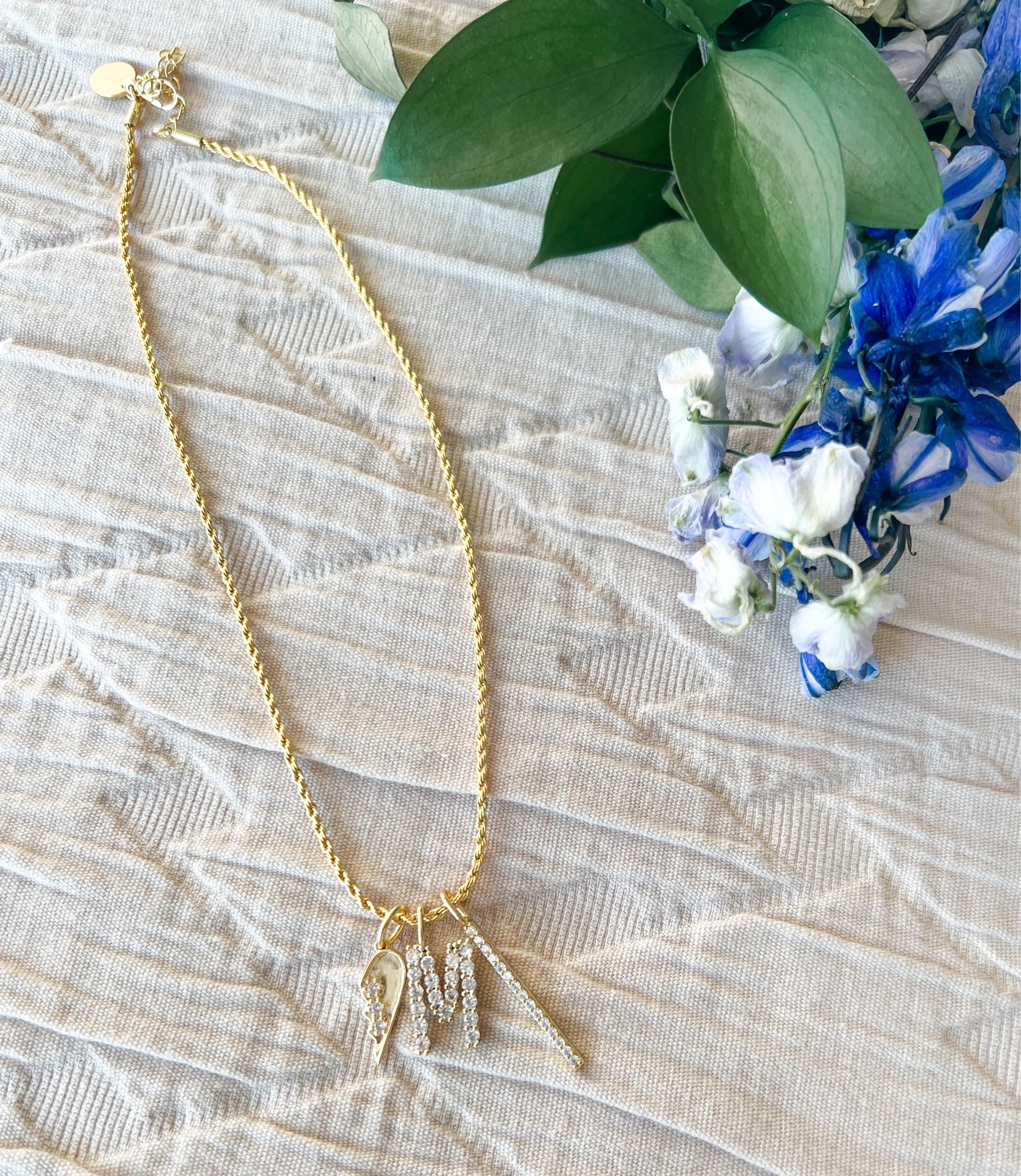 Charm bar sis kiss necklace! Add this to your gifts for her this holiday season

Gold necklace, gifts for her, gift for her, gift idea for her, necklace

#LTKSeasonal #LTKCon #LTKunder50