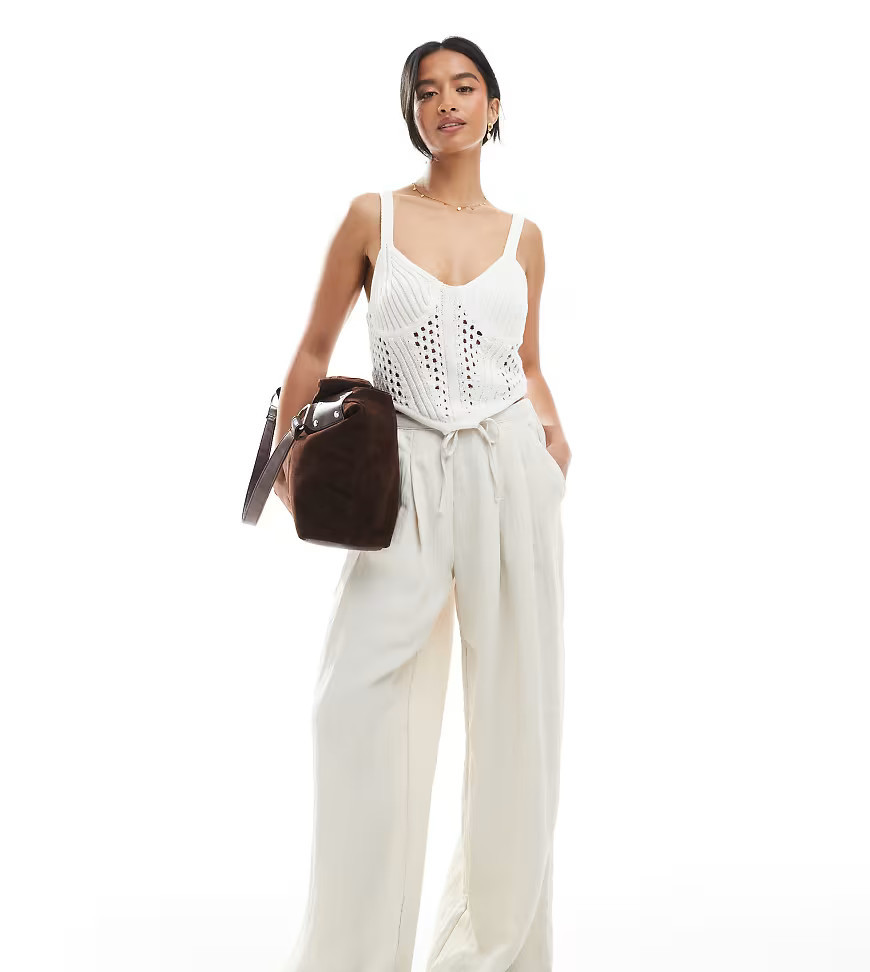 Stradivarius - Petite - Broek met wijde pijpen en elastische taille in beige-Neutraal | ASOS (Global)