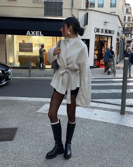 Cozy outfit 

pull blanc à col montant, veste kimono crème, bottes hautes noires, bottes Cosmoparis, chaussettes blanches hautes

#LTKSeasonal #LTKstyletip