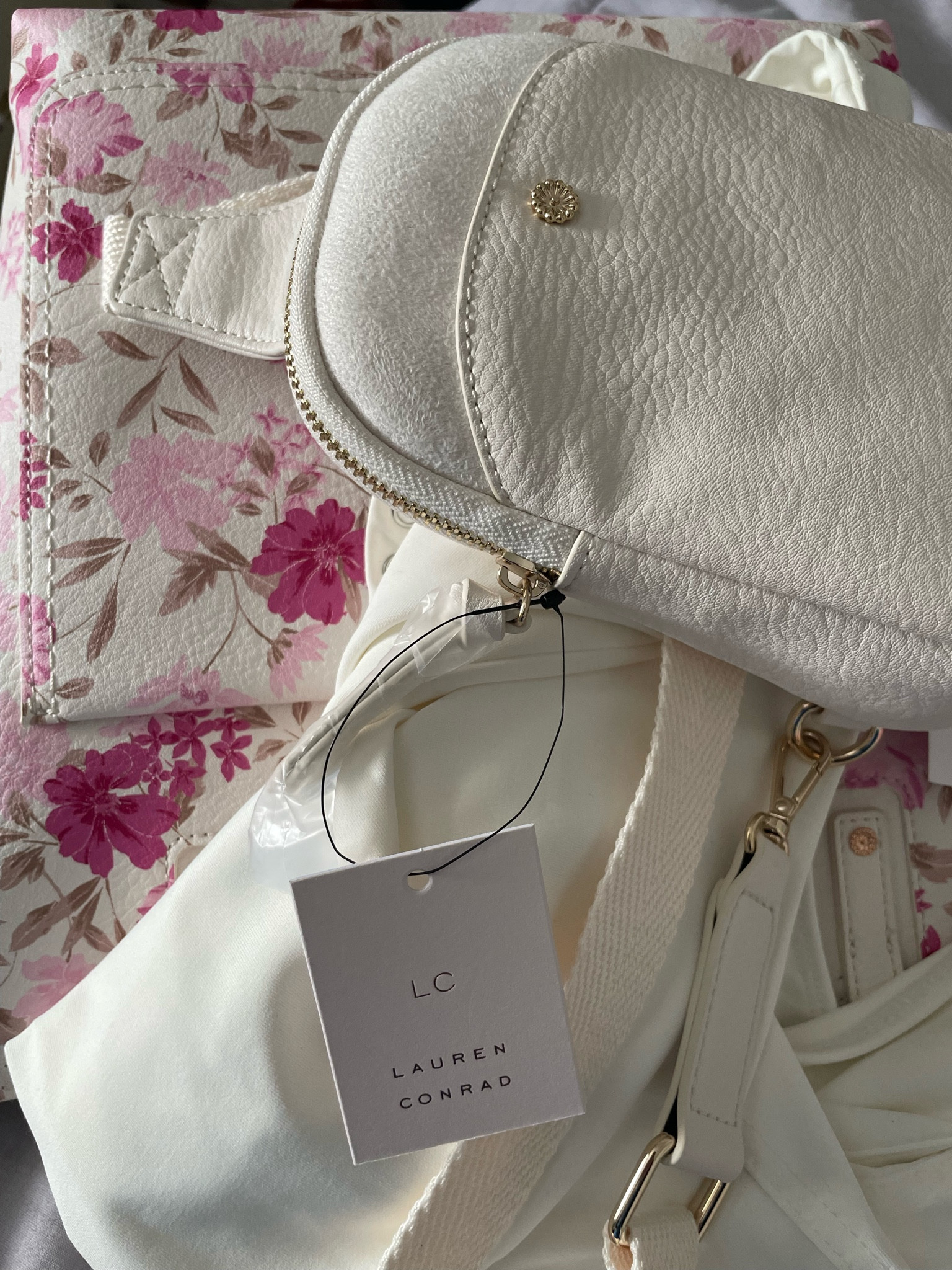 Today’s spring haul 

Description: spring must haves; faux imitation vegan leather; crossbody bag; floral print purse; tote; white corset bodysuit; women’s fashion; Easter seasonal; Disney button down; micellar water skincare makeup remover; Burt’s and Bees; 

#LTKSeasonal #LTKFestival #LTKsalealert